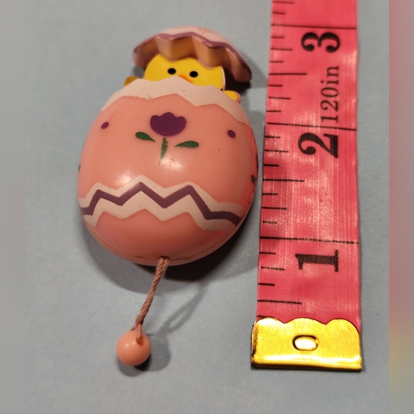 3/$25💙Vintage Hallmark Easter Egg Brooch Pull Cord Pop Up Chick - Picture 4 of 4
